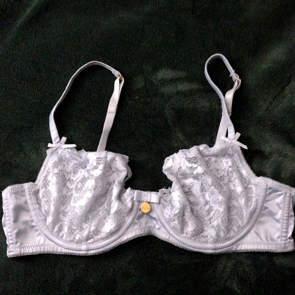 Versace lace under wire bra 36B EUC